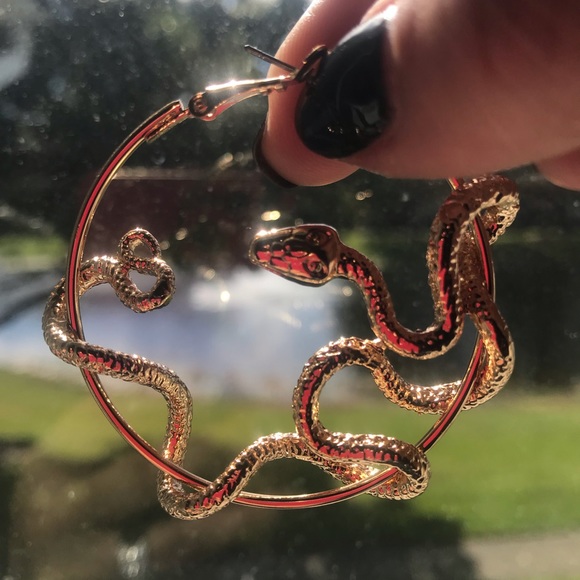 Gold color snake hoop earrings - Picture 1 of 3